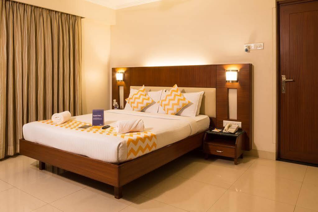 Collection O Hotel Rajwada Near The Pavillion プネ エクステリア 写真